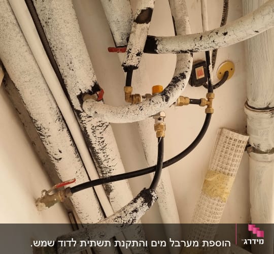 צינורות מבודדים עם ברזים ומחברים לדוד שמש